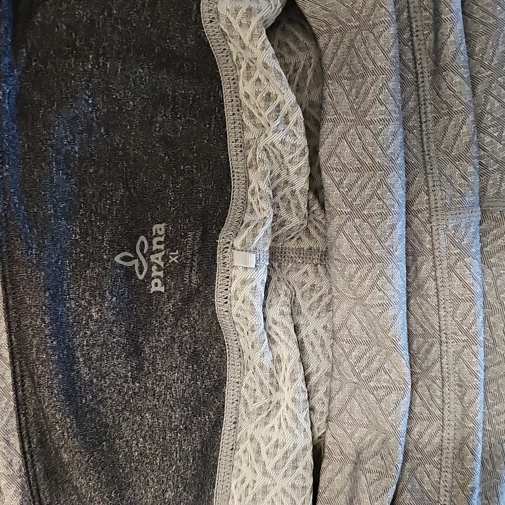 PrAna Size XL Cropped Ruched Leg Gray Print Legging Like New 21 Inch Inseam - Picture 3 of 7